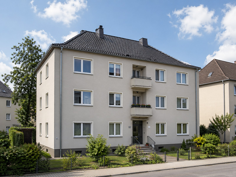 Saniertes Bestandsgebäude in Baden-Württemberg mit neuem Dach und moderner Fassade