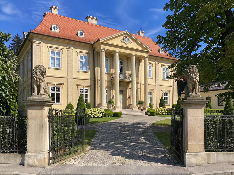 Sanierte historische Villa in der Umgebung Berlin mit restaurierter Fassade